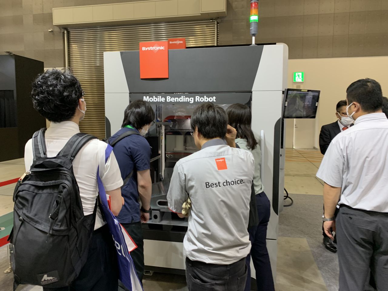 People looking at a mobile bending cell