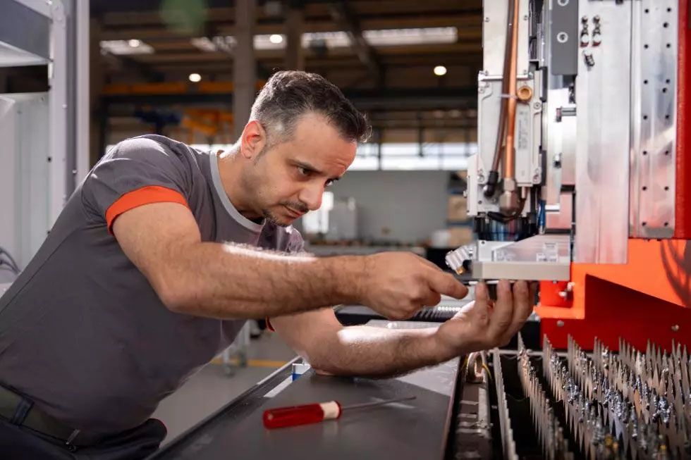Servicetechniker bei der Arbeit