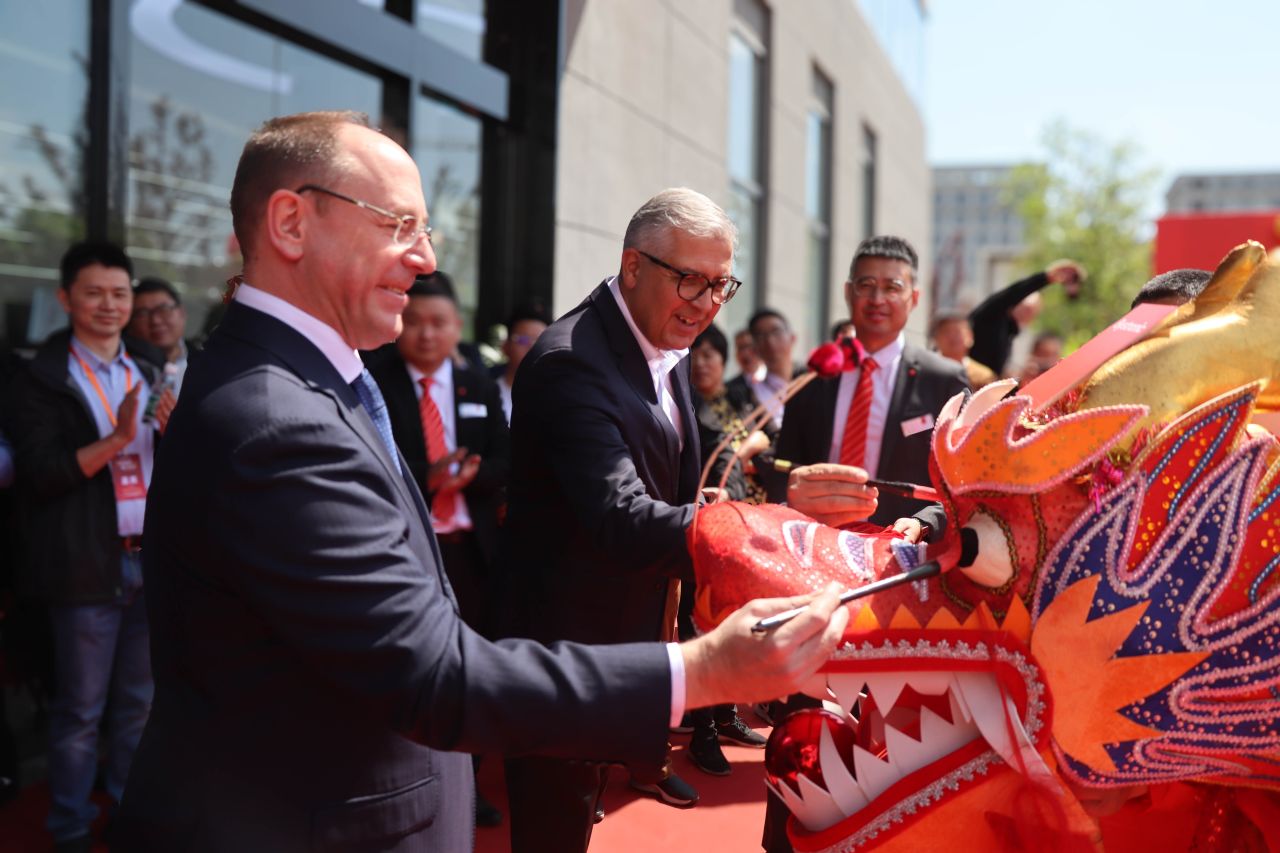 Bystronic leaders painting eyes of a Chinese Dragon