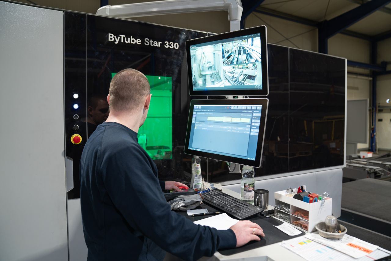 Ein Mitarbeiter von Bidirex bedient die Bystronic-Anlage