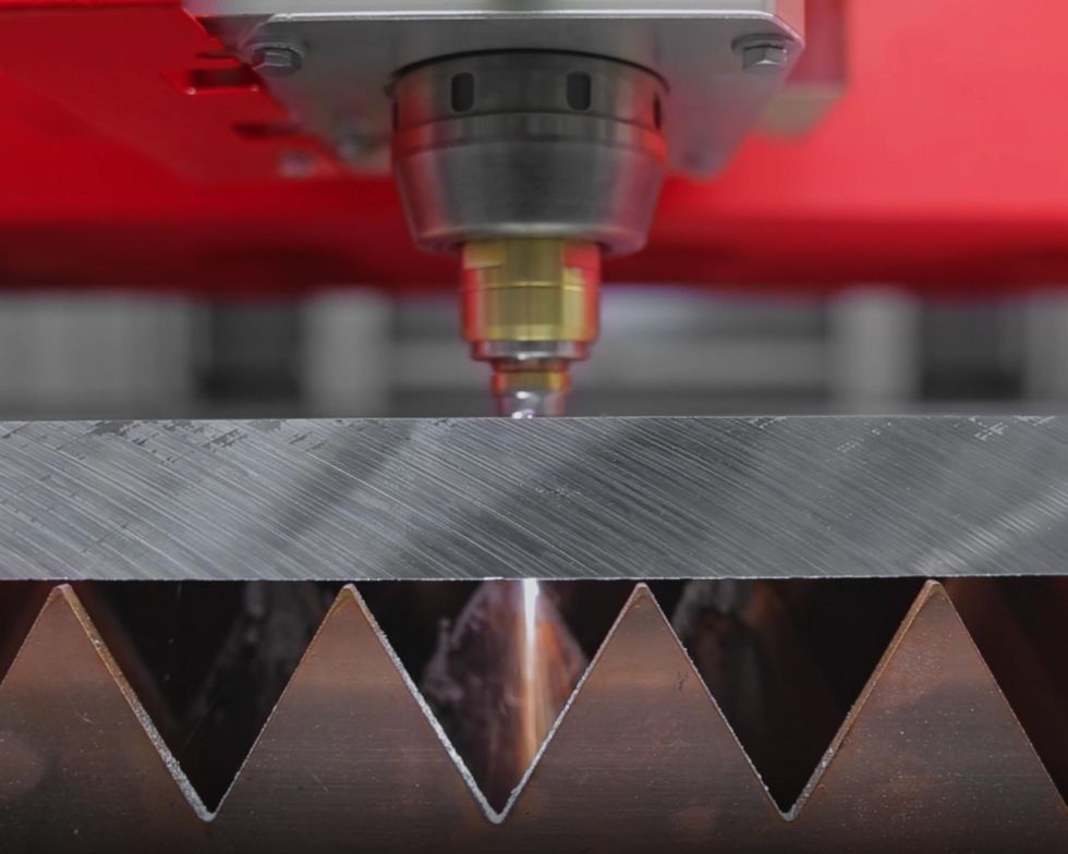 Laser cutting head cuts through thick sheet metal