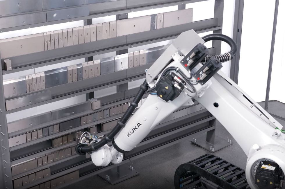 Bystronic's Bending Cell is the heartbeat of automated sheet metal bending. Elevate your fabrication game with our cutting-edge bending press, delivering flawless results in every cycle of your automatic sheet metal bending machine.