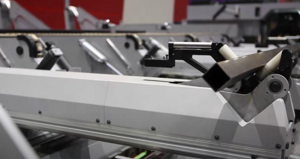 FL 170 3d tube laser cutting machine: Chain loading