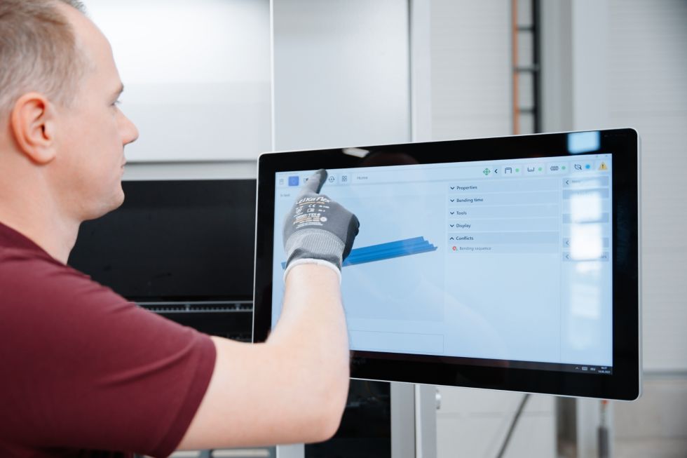 Screen with view of software on metal press brake