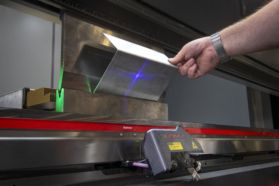 LAMS reads the degrees and corrects during bending 