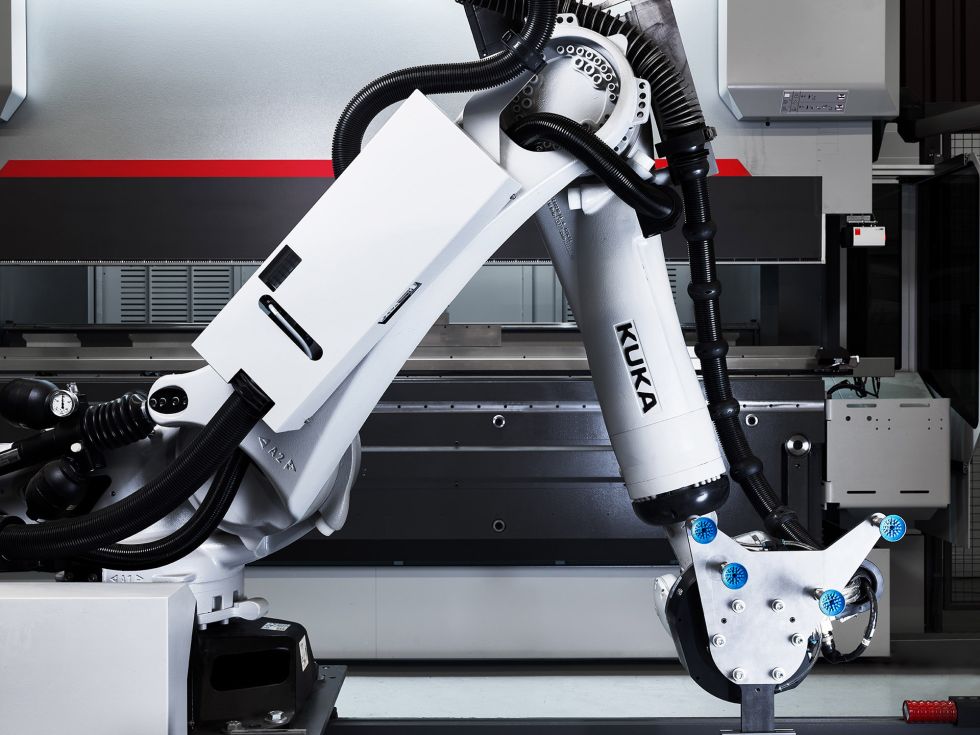 Agile and autonomous: The 7-axis robot can handle lifting capacities up to 270 kilograms and autonomously changes grippers and bending tools.