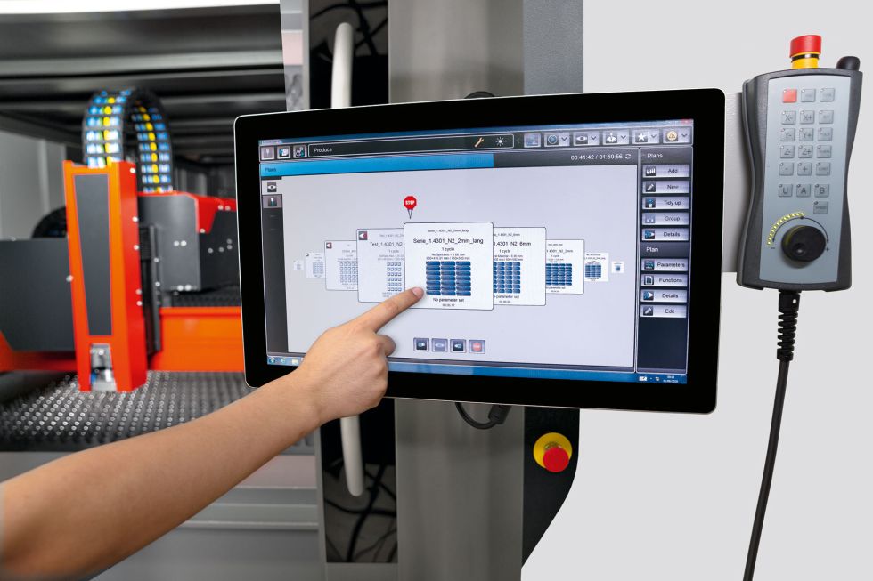 Eenvoudige bediening: op een 22-inch touchscreen besturen gebruikers met enkele vingerbewegingen het gehele snijproces.