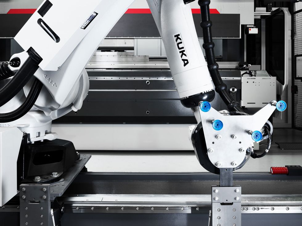 Tudo sob controle: A Bending Cell pode ser equipada com cinco a oito estações de garra conforme necessário. Isso permite que peças com uma ampla variedade de formas e tamanhos sejam processadas.