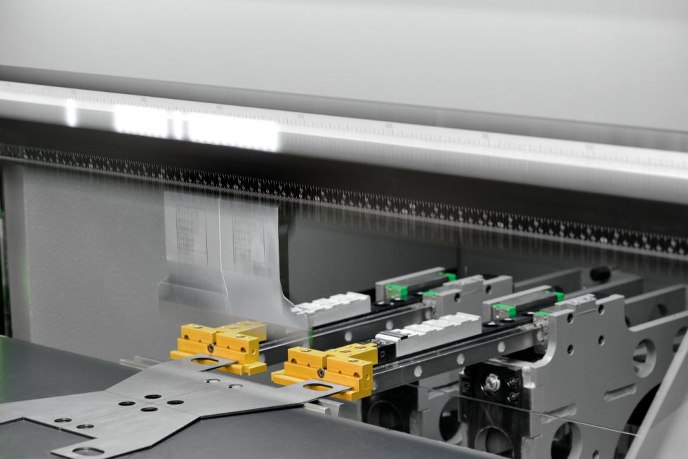Ultra-high performance back gauge system with up to a 6-axis for cost-efficient production of highly complex sheet metal shapes.
