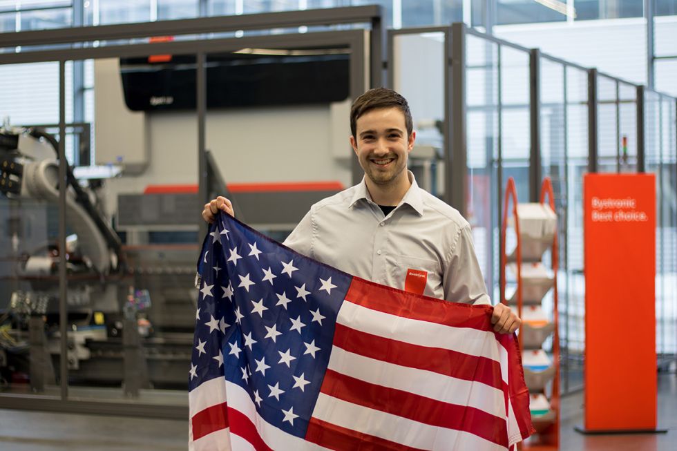 Dimension internationale! Après des débuts en tant que stagiaire puis en tant qu’étudiant en alternance chez Bystronic à Gotha, le technicien application Marcel Fiedler est aujourd’hui responsable clients et salons aux États-Unis. 