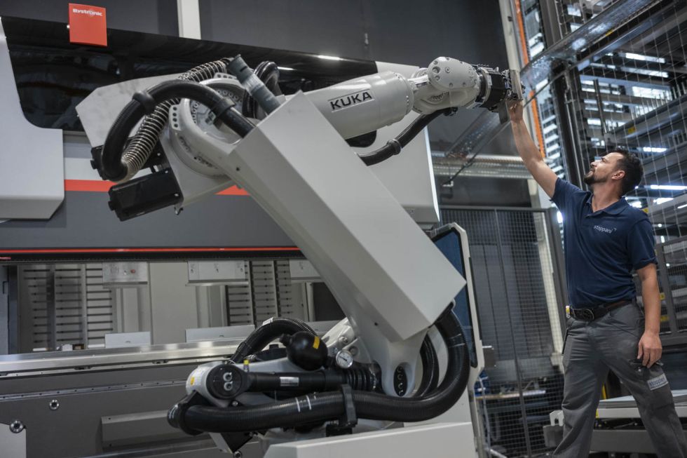 Hand in Hand zum Erfolg: Stoppani Mitarbeiter Visar Veseli mit dem Roboterarm von Kuka in der Bending Cell.