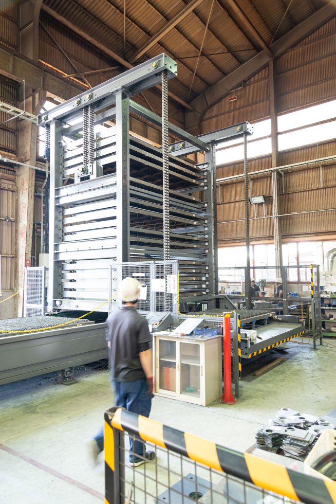 Das Hochregallager wurde mit einem lokalen Hersteller realisiert. Der für Japan typische «Pallet Changer» erlaubt es, den gesamten Schneidtisch als Palette zwischenzulagern.