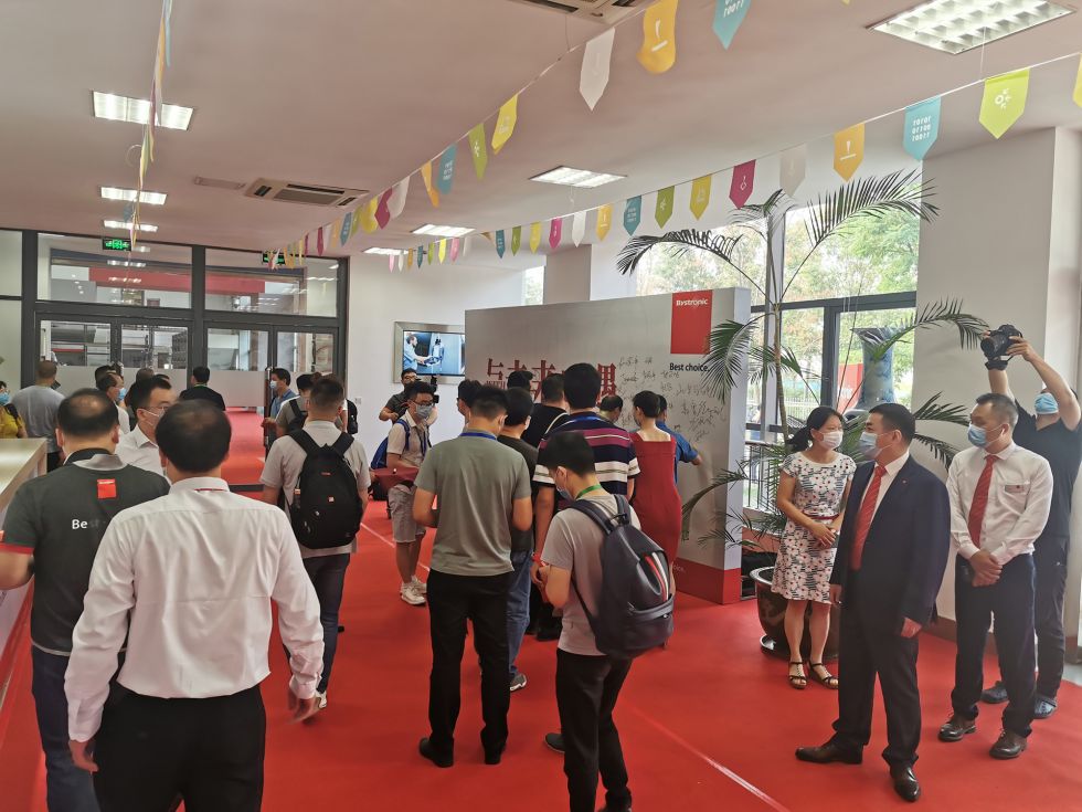 Accoglienza presso Bystronic Tianjin con «signing wall».