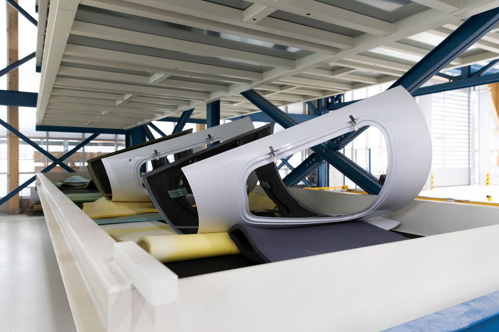 Pilatus 喷气式飞机的制造是一项艰巨的任务，需要成千上万的零件。