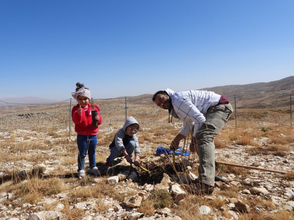 The employees take their families to the annual tree planting. Technica plants a tree in the name of each customer, when they issue a purchase order of hundred thousand Euros: "This way we can create a connection between us and our customers," Tony Haddad is convinced.