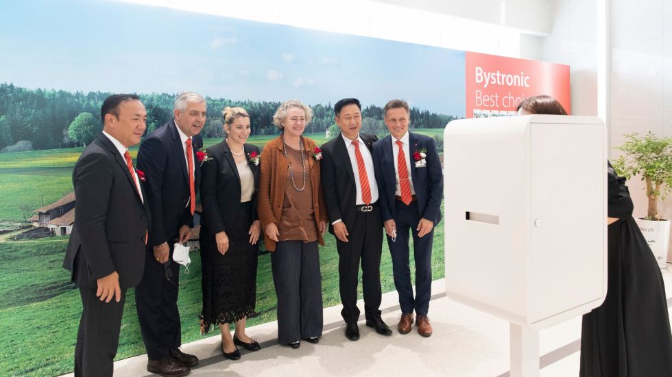 Inaugurent le nouveau bâtiment (de gauche à droite) : Norbert Seo (président de la région Asie-Pacifique et Australie), Alex Waser (Group CEO Bystronic), Jacqueline Tschumi (Head Swiss Business Hub Korea), Dagmar Schmidt Tartaglia (ambassadrice de Suisse en Corée), Choi Young-cheol, Managing Director Bystronic Korea, Johan Elster (président de la région EMEA)