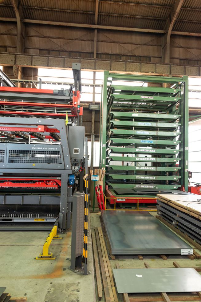 The ByTrans Extended automation system (on the left) facilitates the loading and unloading of the cutting machines.