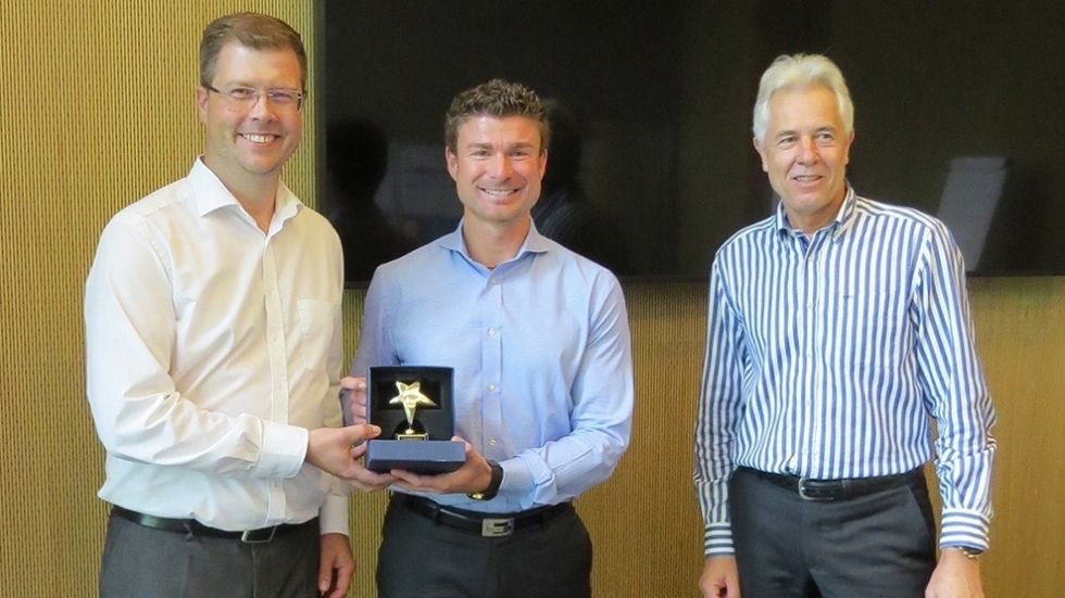 Prix «Best Growth Award» pour Bystronic! Les participants au TDP, Peter Kramer et Roberto Nicoli, lors de la remise des prix Conzzeta le 28 juin 2017 à Hongkong.