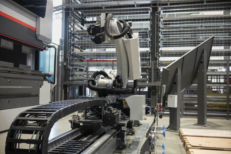 For Stoppani, Bystronic customized the rails for the Kuka robot.
