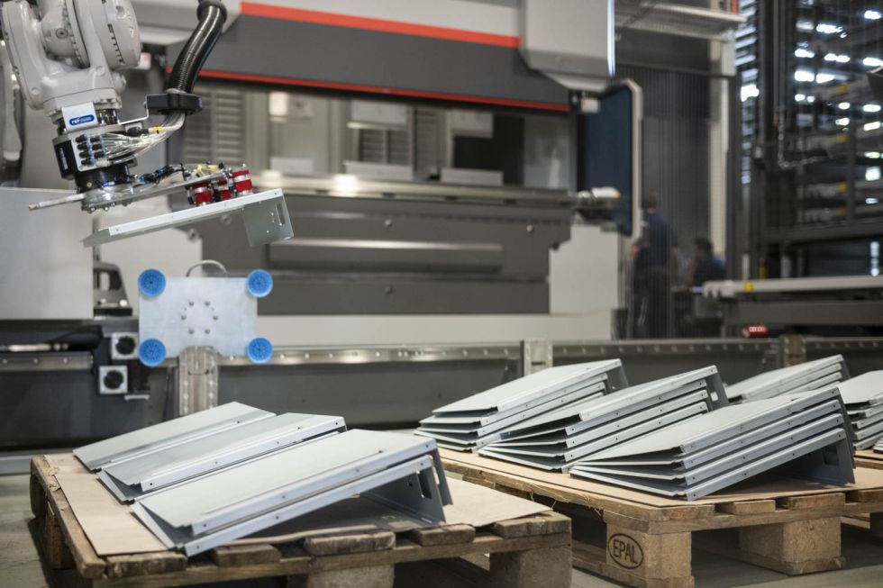 In combination with the Xpert Pro press brake, the robot functions fully autonomously and even changes grippers and bending tools without human intervention.