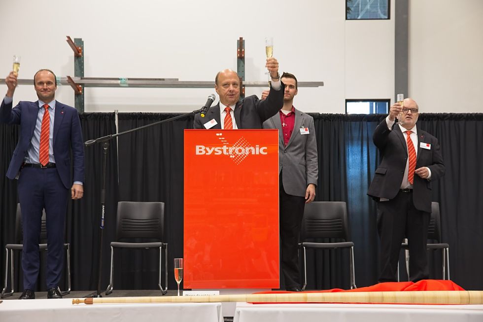 Champagne pour l’inauguration du nouveau bâtiment