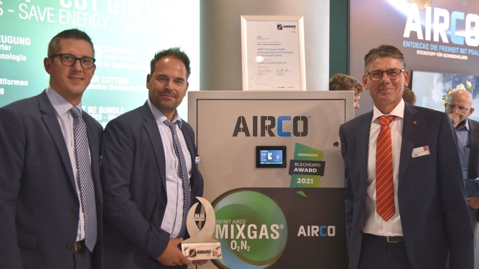 (de g. à d.) Johannes Weigel (Responsable projets AIRCO Systems GmbH), Carsten Sell (Responsable des ventes AIRCO Systems GmbH) et Marius van der Hoeven (Directeur Bystronic Deutschland GmbH) se réjouissent du prix obtenu ensemble