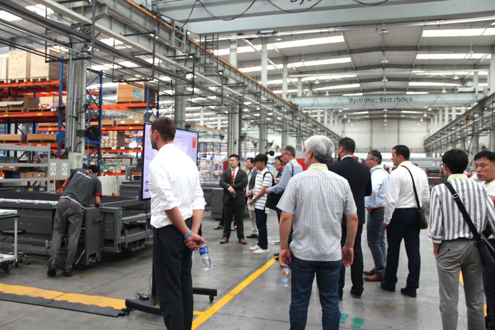 In den modernen Produktionshallen in Tianjin werden Laserschneid- und Biegesysteme gefertigt.