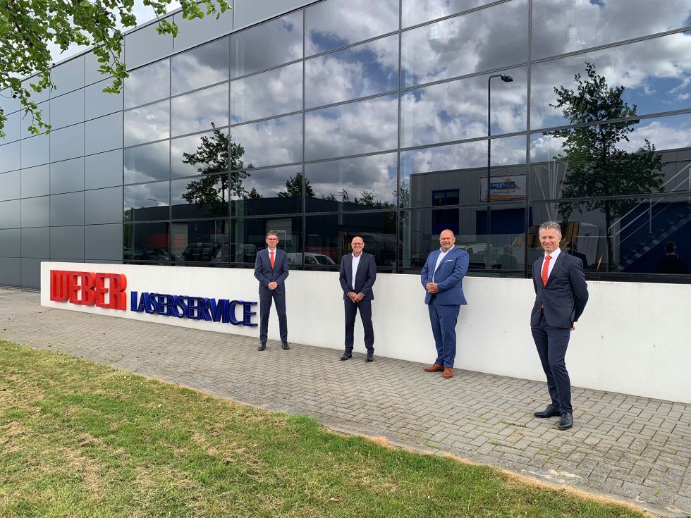 Zufriedene Gesichter nach der Vertragsunterzeichnung, v.n.l.r.: Marius van der Hoeven, Managing Director Bystronic Germany and Benelux; Patrick van den Berg und Martin van de Weg, ehemalige Besitzer Weber Laserservice BV; Marco de Jong, Managing Director Bystronic Benelux.