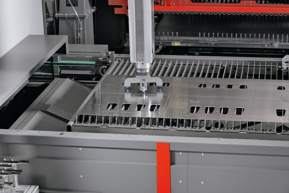 Mayor calidad de procesamiento: la extracción automática de las piezas de corte por BySort permite una manipulación del material segura y suave.