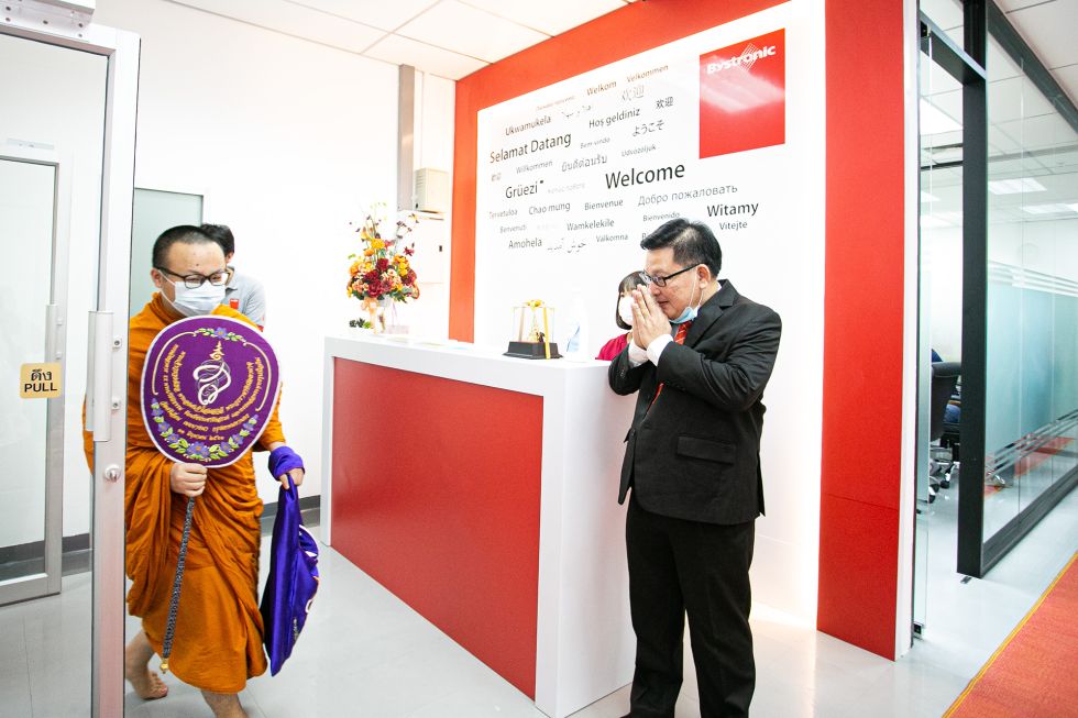 佛教僧侣汇聚在 Bystronic Thailand 公司处。