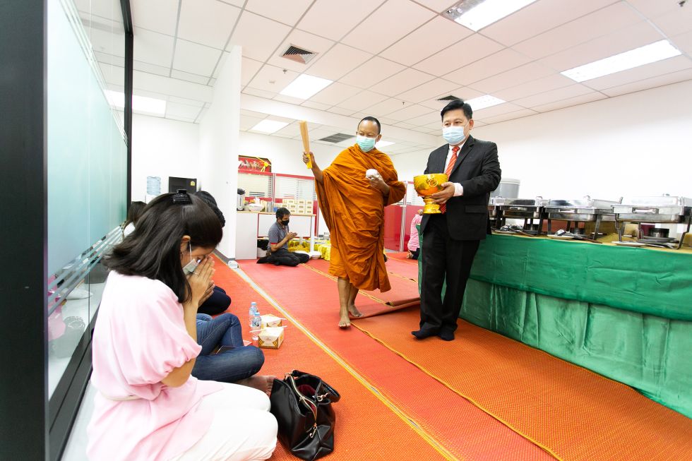 Das Team von Bystronic Thailand Co. Ltd.  empfängt den Segen der buddhistischen Mönche. 