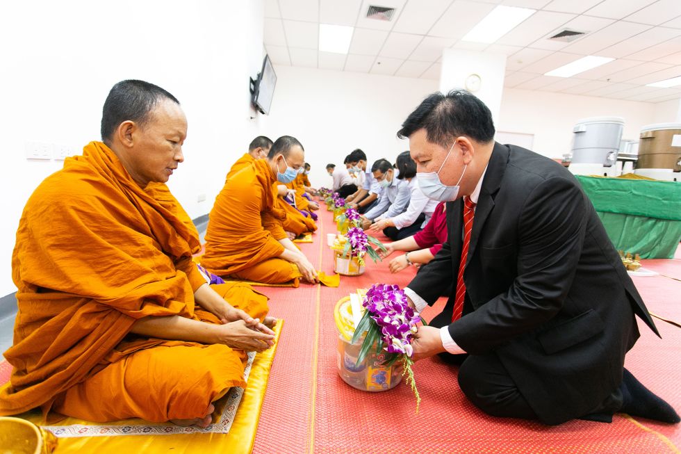 After the blessing ceremony, the monks receive food and presents as thanks.