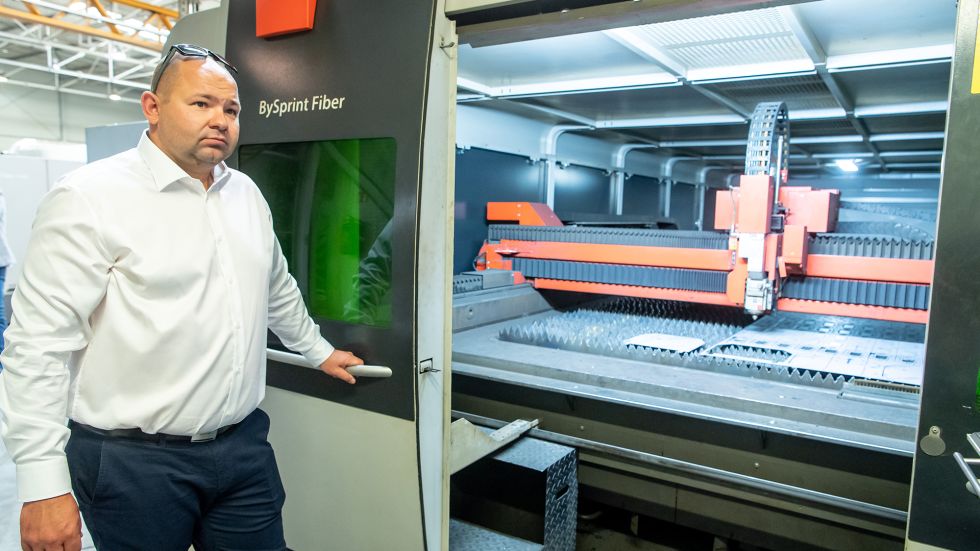 Adam Kubacki in front of the BySprint Fiber, which is controlled by BySoft.