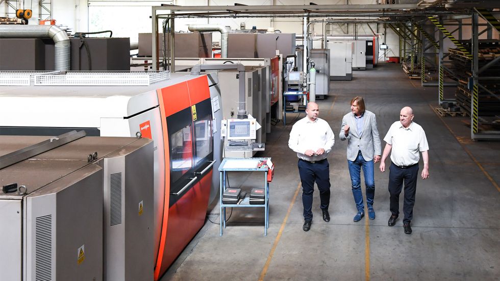 Jan Kubacki (right) with son Adam (left) and Bystronic salesman Krzysztof Tomaszewski. Jan Kubacki would never have dreamed that his company will become a European leader.