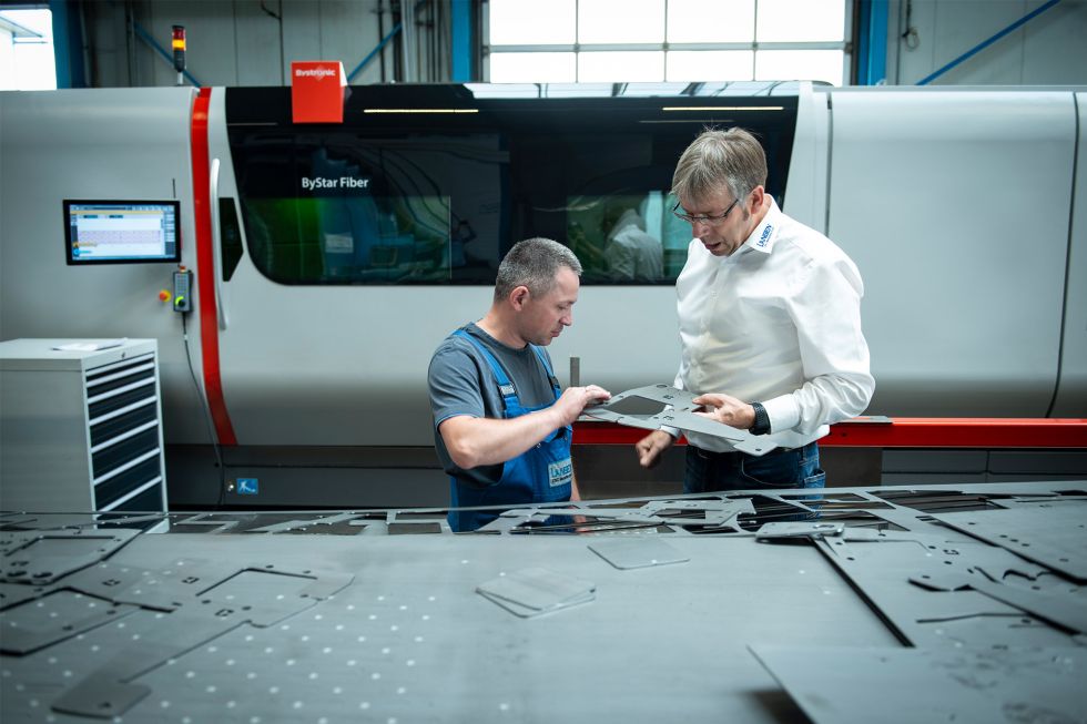 Franz Langen (on the right) in conversation with the operator of the ByStar Fiber 8025. The quality of the cutting edges is essential for the further processing of the parts. A high-quality laser cut eliminates the need for costly reworking.