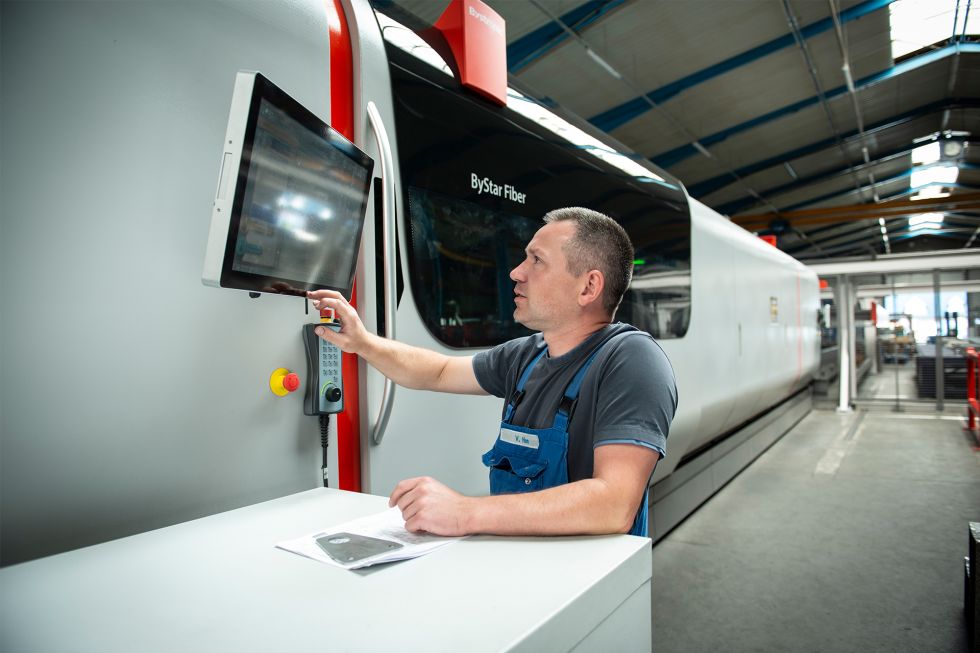 At Langen, the ByStar Fiber 8025 is operated using two touch screens. A screen is located at each end of the machine. This allows the operator to always maintain an overview of the cutting process.