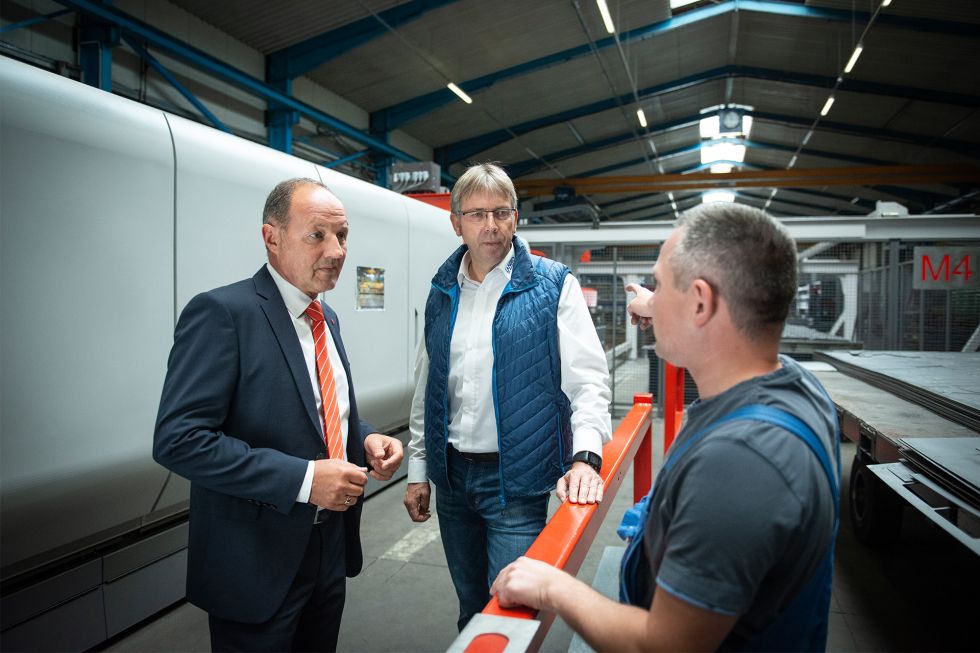 Jörg Zechel, Bystronic Sales Manager North, (on the left) says: “The turnkey solution comprising laser cutting system, automation, software, and service was developed in close cooperation between Bystronic and Langen CNC Metalltechnik. The package we implemented is unique on the market.”