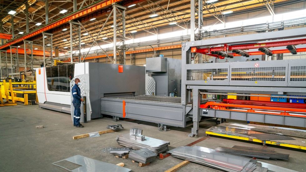 Les deux nouvelles machines laser à fibres optiques de Bystronic constituent la clé de voûte de l’impressionnante halle de production. 