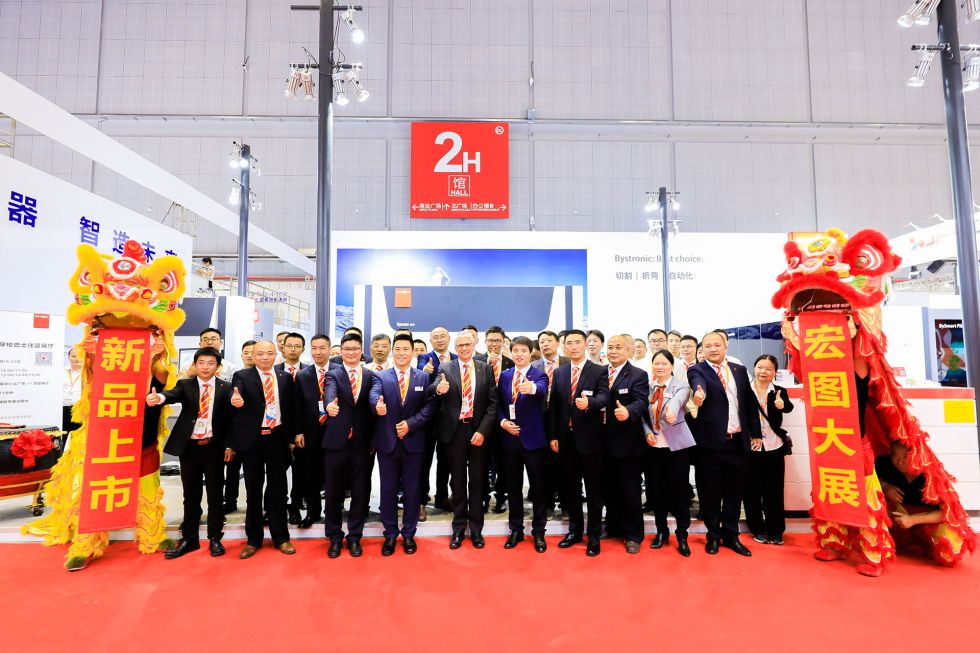 Das Team von Bystronic China vor der neuen Abkantpresse Xpress an der MWCS.