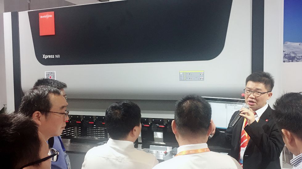 中国折弯产品经理 Alan Zhu 向参观者介绍新款 Xpress。