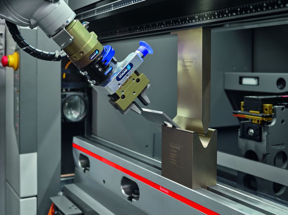 The 6-axis robotic arm that is integrated in the Mobile Bending Cell inserts the parts that are to be bent in any position with high precision.