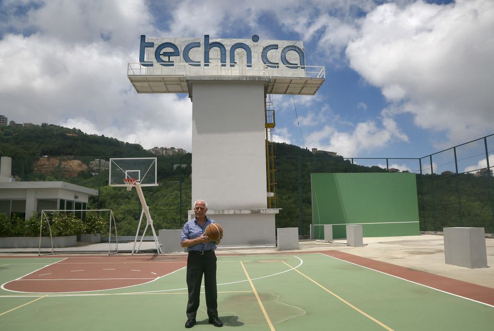 Le fondateur et pionnier Tony Haddad sur son propre terrain de basket. Il lui tient particulièrement à cœur de fabriquer un respirateur artificiel pour son pays.