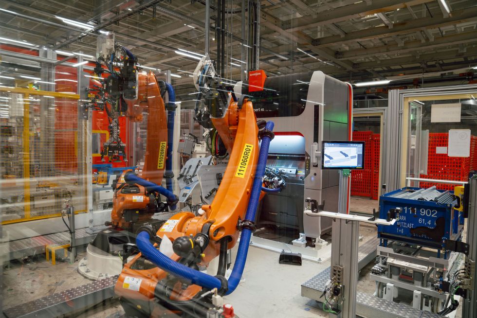 The robot on the left of the picture performs the first bending operation on the blank. Then the robot on the right in the picture takes over and guides it a second time to the Xpert 40.