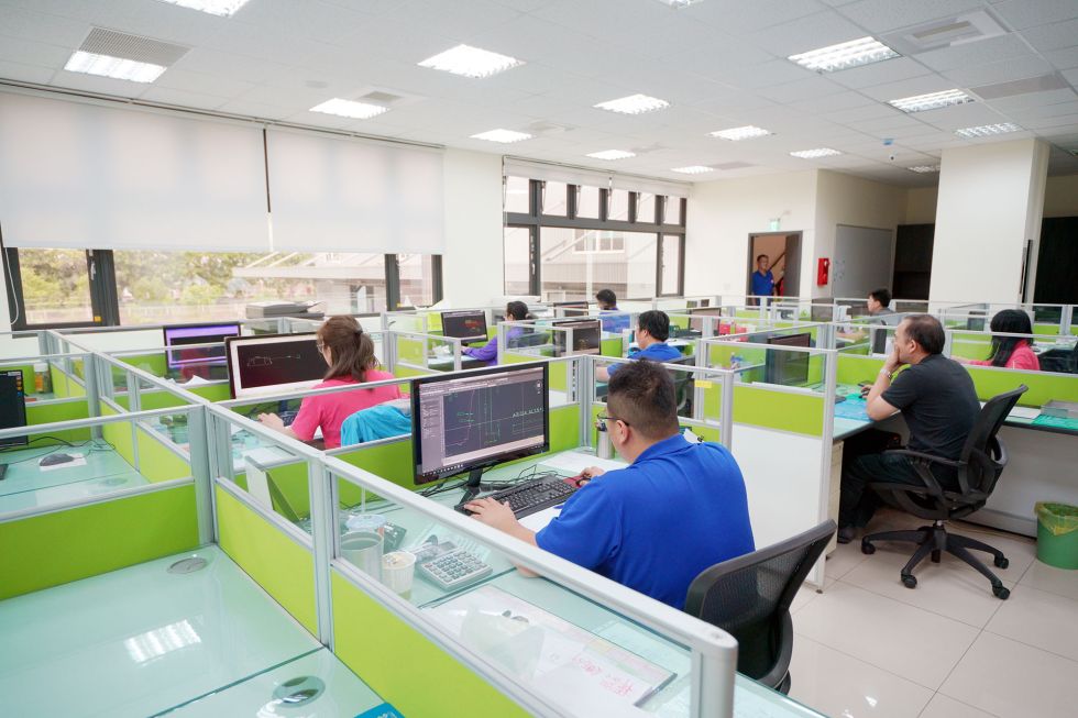 Les espaces bureau modernes accueillent les départements service après-vente, vente et administration. 