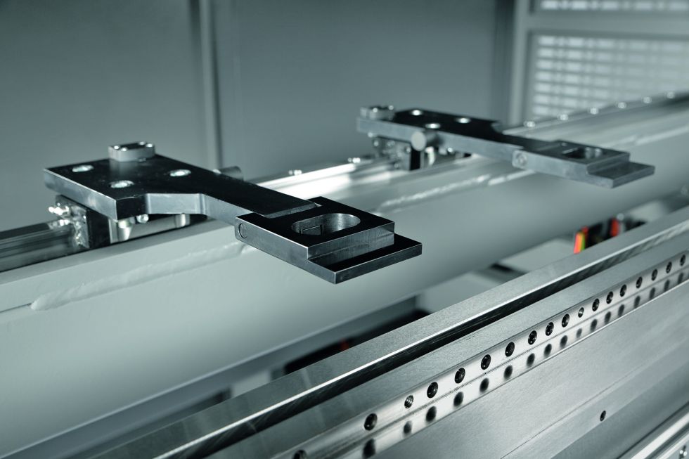  多用途自由折弯和高精度成型加工：Xpress 可适用于各种折弯工件，丰富了机床的应用范围。