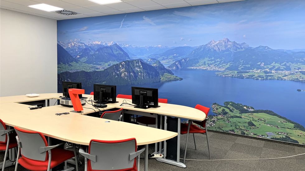 Pro zákazníky vznikla nova školící místnost, kde se můžou dozvědět vše o našem softwarovém řešení a zároveň se cítit jako na dovolené ve Švýcarsku.