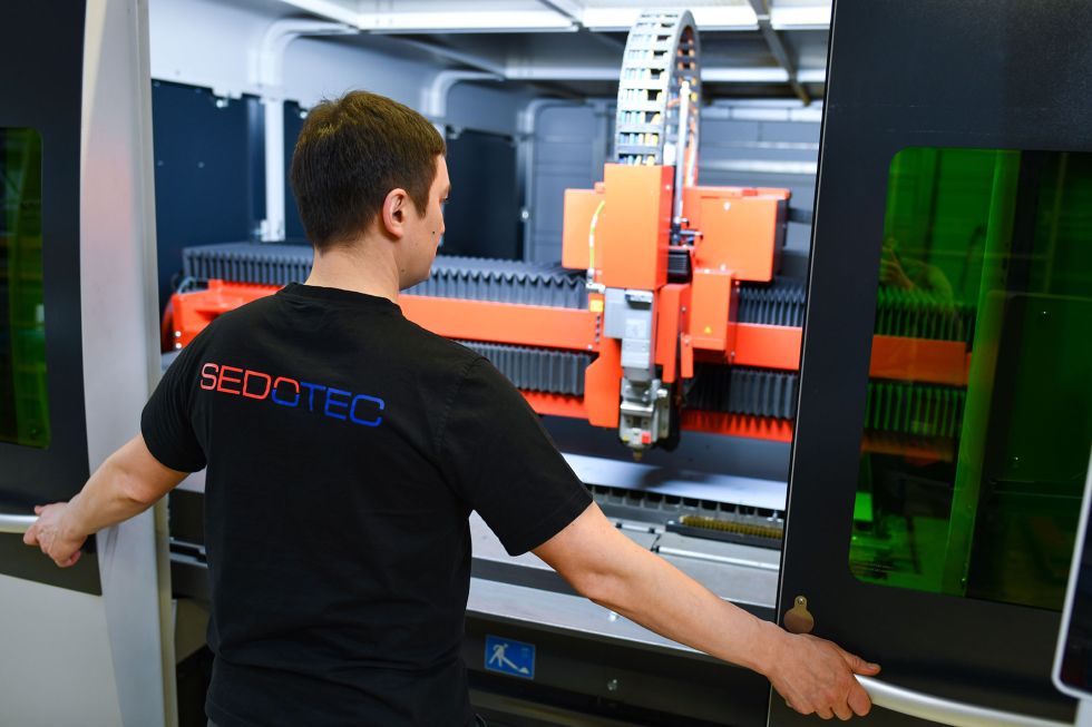 Mindestens doppelt so schnell wie mit der alten Maschine: Die moderne Lasertechnologie der BySprint Fiber 3015 beflügelt die Produktion von Sedotec.