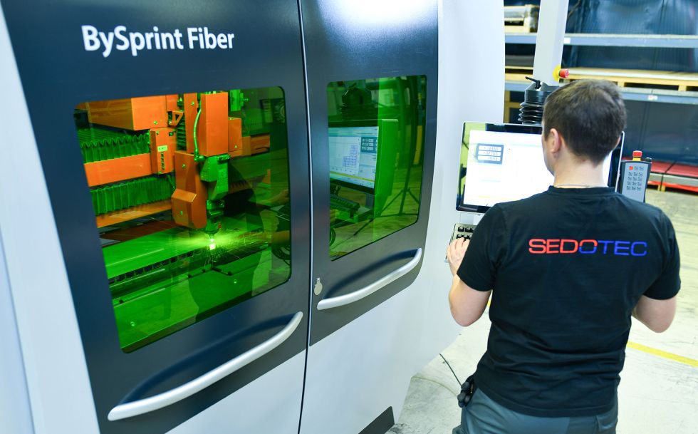 Passgenaue Schneidpläne per Knopfdruck: Der Maschinenbediener bei Sedotec schätzt die Effizienz der neuen Maschine.