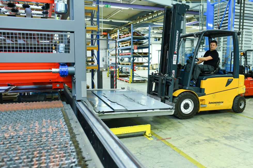 Automatischer Wechseltisch und angebundener Lagerturm: Maschinenbediener Timo Lang freut sich, dass er nicht mehr jedes Teil einzelnen in die Hand nehmen muss.