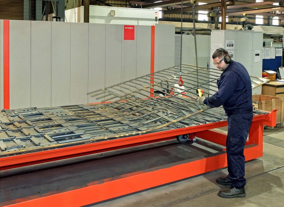 Parts being removed at the shake-out station. The skeleton is transferred to a skip for recycling.